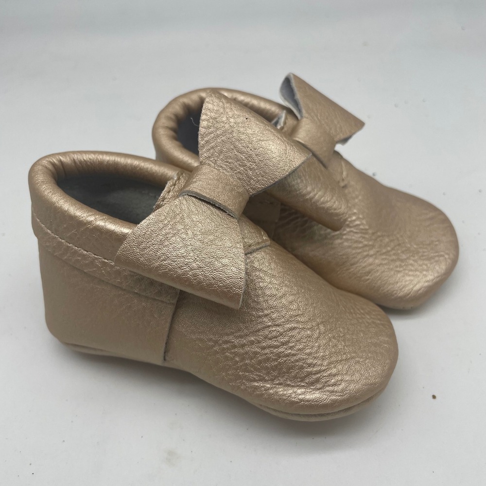 First Steps Baby Girls Gold Metallic Leather Bow Moccasins Size 4 Soft Sole - Picture 2 of 7